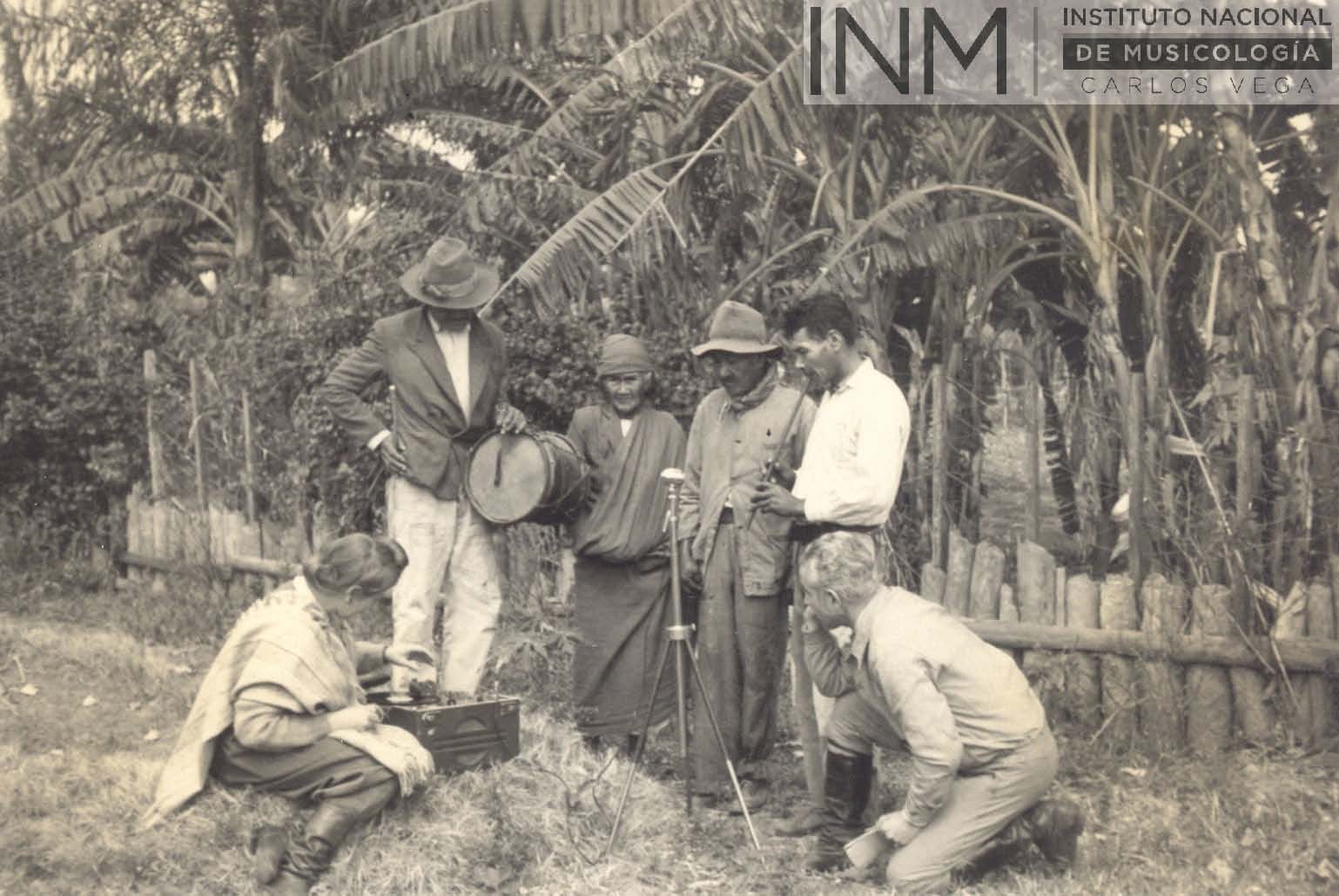 Fotografías - Isabel Aretz y Carlos Vega en grabación de campo (Paraguay, 1944)